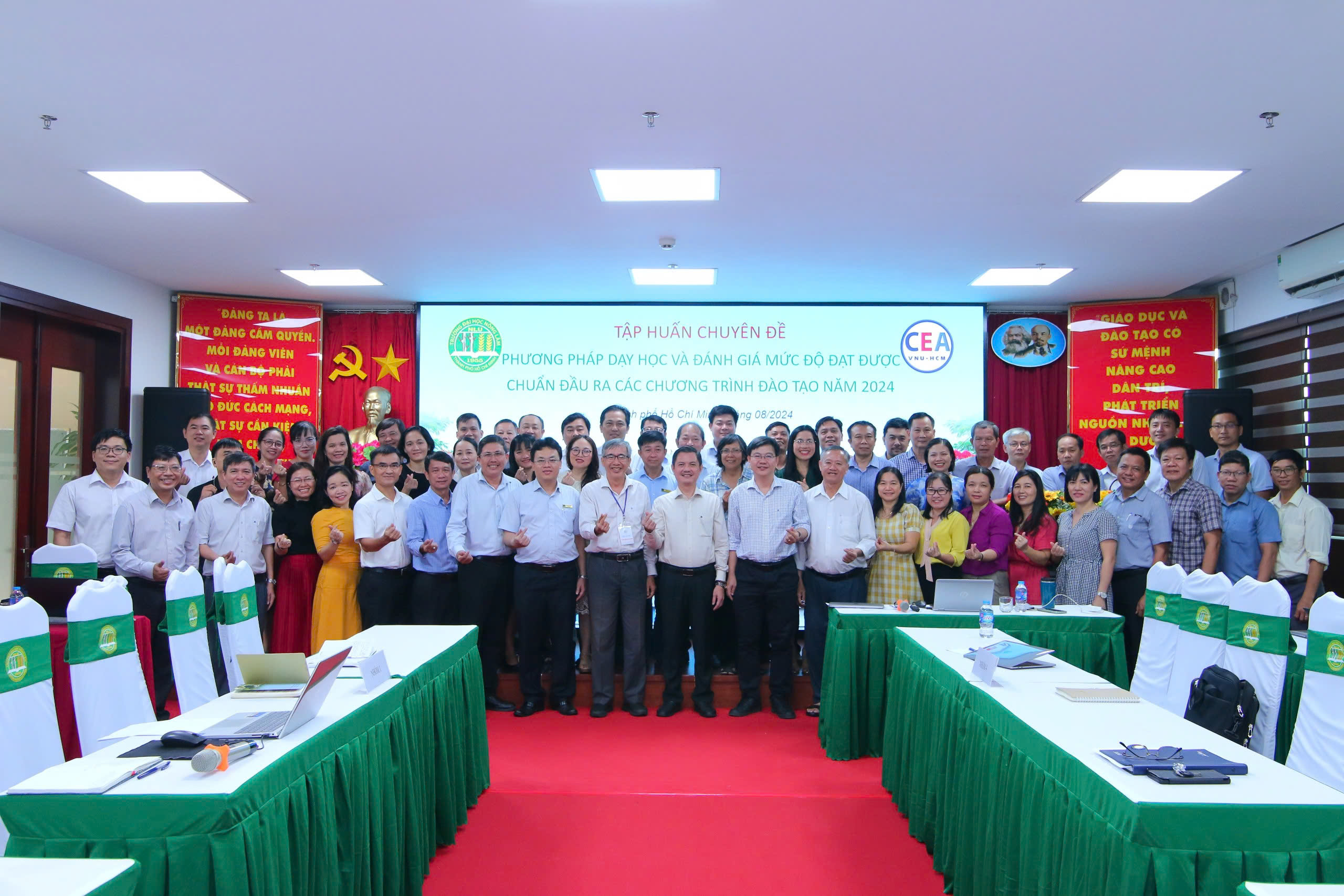 PGS.TS. Nguyễn Tất Toàn, PGS.TS. Phan Tại Huân và Thầy Cô tham dự chụp ảnh lưu niệm cùng TS. Nguyễn Hứa Phùng