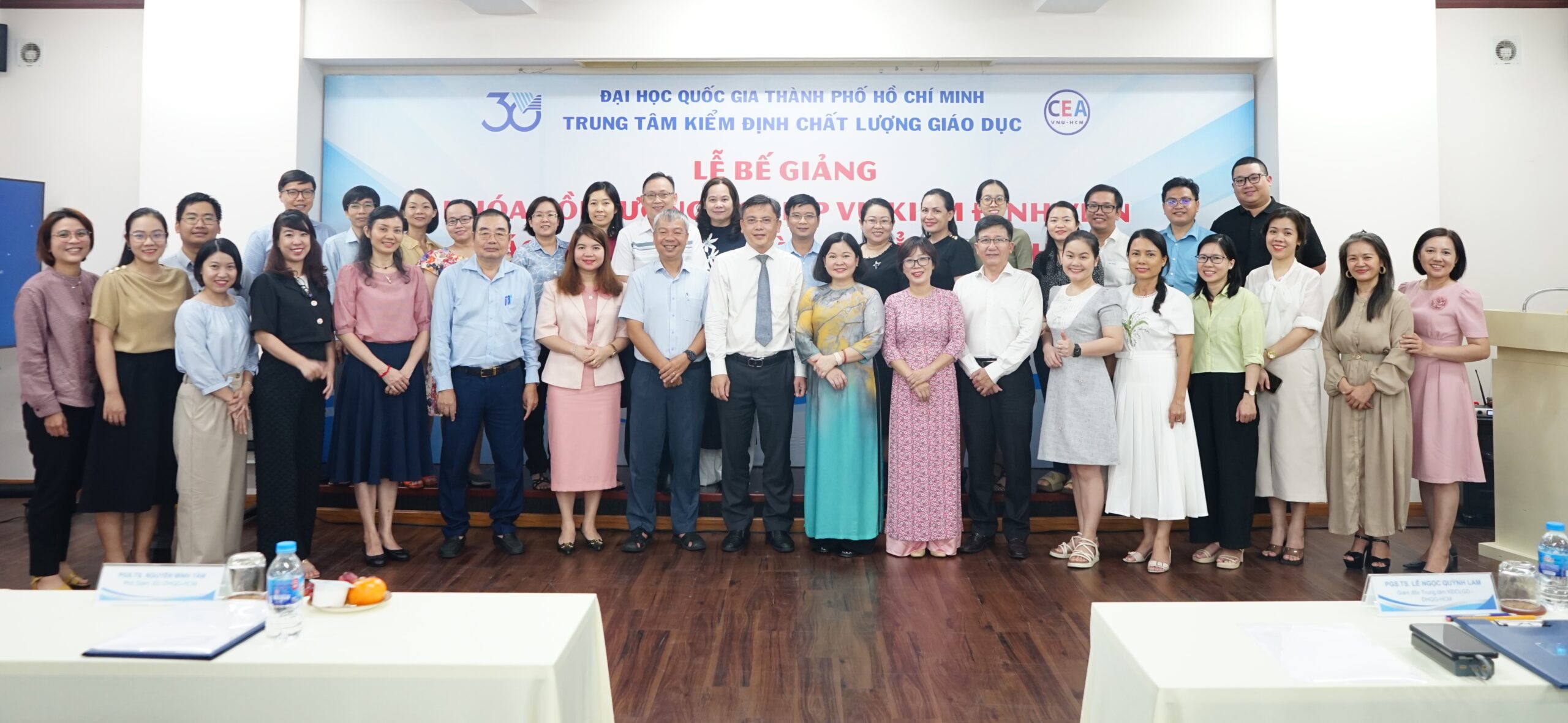 Lễ bế giảng và trao chứng nhận bồi dưỡng nghiệp vụ KĐV K2024 đợt 1,2 diễn ta tại Nhà điều hành ĐHQG-HCM